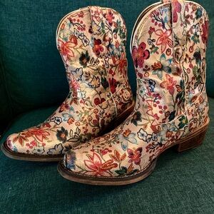 ROPER Women’s Ingrid Floral Metallic Snip Toe Casual Ankle Boots - Western